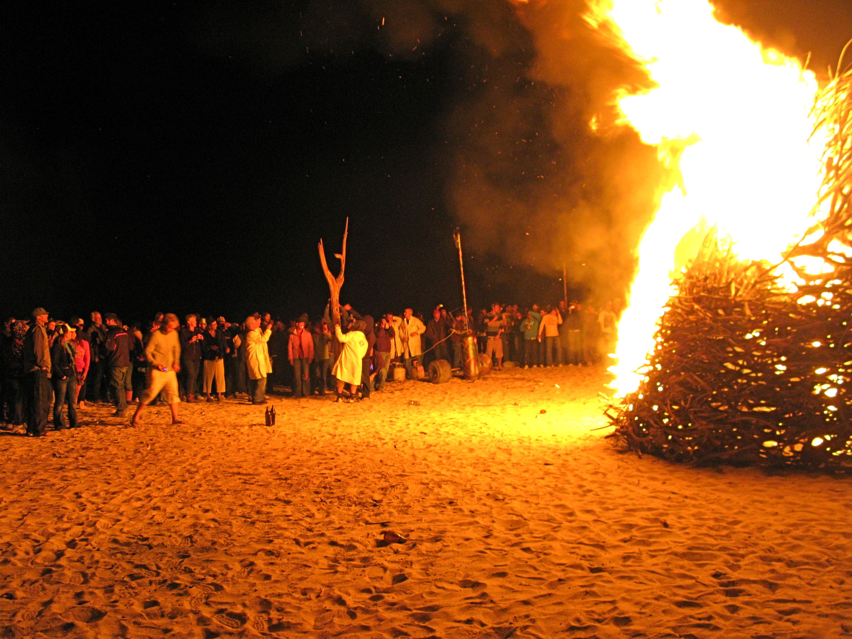 Сжигание вещей. Праздник горящих костров Индия. Новый год в Африке традиции. Новогодний Эфиопский костер. Традиция сжигания куста в Британии.